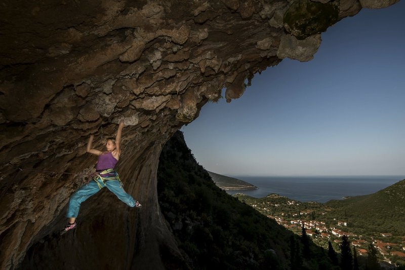 h-angela-eiter-κάνει-αναρρίχηση-στο-κυπαρίσσι-λακωνίας1