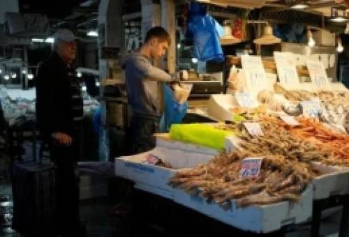 Ρίσκο φτώχειας για τις οικογένειες: Η ακρίβεια πιέζει τα ελληνικά νοικοκυριά