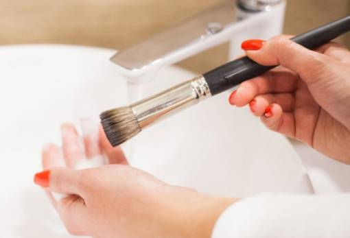 Πώς να καθαρίσεις σωστά τα πινέλα μακιγιάζ