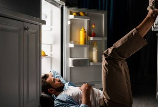 Καύσωνας: Πώς επηρεάζει τον ύπνο και τι μπορείτε να κάνετε