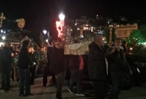 «Ράγισε» για λίγο η σιωπή στη γυθειάτικη συνάντηση των Επιταφίων