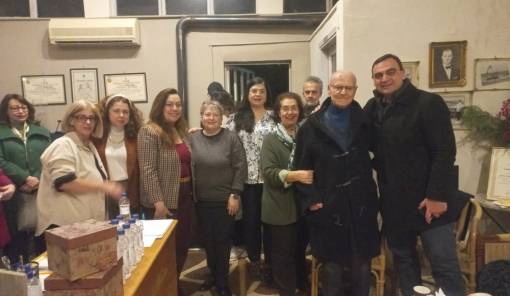 &Mu;&epsilon;&lambda;&omega;&delta;ί&epsilon;&sigmaf;, &epsilon;&upsilon;&chi;έ&sigmaf; &kappa;&alpha;&iota; &delta;&eta;&mu;&iota;&omicron;&upsilon;&rho;&gamma;&iota;&kappa;ό&sigmaf; &alpha;&pi;&omicron;&lambda;&omicron;&gamma;&iota;&sigma;&mu;ό&sigmaf; &sigma;&tau;&eta;&nu; &kappa;&omicron;&pi;ή &pi;ί&tau;&alpha;&sigmaf; &tau;&eta;&sigmaf; &laquo;&Tau;&alpha;ϋ&gamma;έ&tau;&eta;&sigmaf;&raquo;