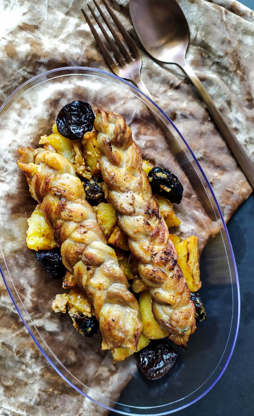 Μια συνταγή για το εορταστικό τραπέζι: Χοιρινές πλεξούδες με πατάτες και δαμάσκηνα