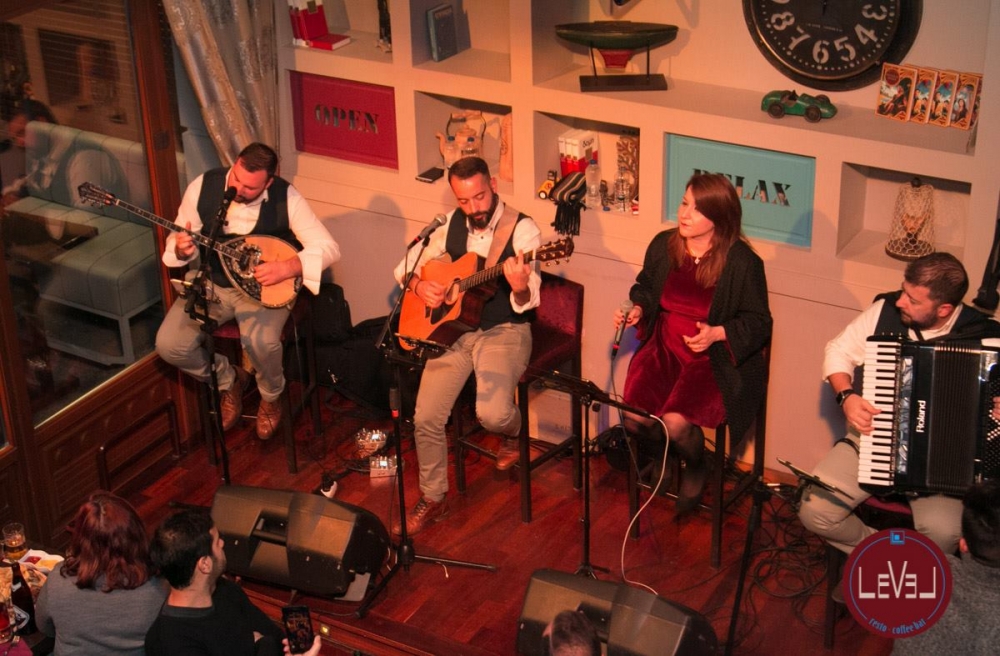 &laquo;Ό&lambda;&alpha; &tau;&rho;&iota;&gamma;ύ&rho;&omega; &alpha;&lambda;&lambda;&alpha;...&Zeta;&omicron;&upsilon;&nu;&raquo; &mu;&epsilon; &tau;&alpha; &tau;&rho;&alpha;&gamma;&omicron;ύ&delta;&iota;&alpha; &tau;&omicron;&upsilon; &Eta;&lambda;. &Kappa;&alpha;&pi;&pi;ά&kappa;&omicron;&upsilon; &sigma;&tau;&omicron; &laquo;Level&raquo;!