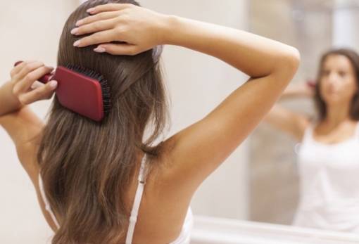3 τρόποι για να καθαρίσεις τις βούρτσες των μαλλιών σου