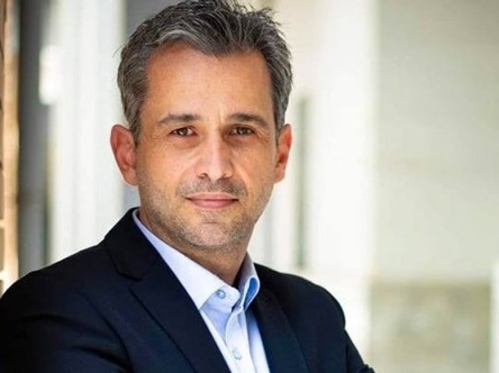 &Sigma;&tau;&eta;&rho;ί&zeta;&epsilon;&iota; &tau;&eta; &nu;&epsilon;&omicron;&lambda;&alpha;ί&alpha; &mu;&epsilon; &nu;έ&omicron; &delta;&omega;&rho;&epsilon;ά&nu; &sigma;&epsilon;&mu;&iota;&nu;ά&rho;&iota;&omicron; &omicron; &laquo;&sigma;&upsilon;&nu;ή&theta;&eta;&sigmaf; ύ&pi;&omicron;&pi;&tau;&omicron;&sigmaf;&raquo; &Gamma;. &Kappa;&epsilon;&rho;&alpha;&mu;&iota;&delta;ά&sigmaf;