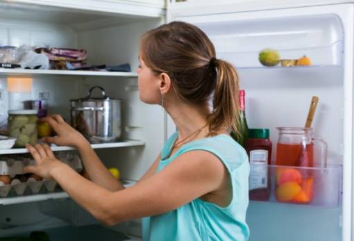 Μυρωδιές στο ψυγείο: Το υλικό που θα σε σώσει και συνήθως πετάς
