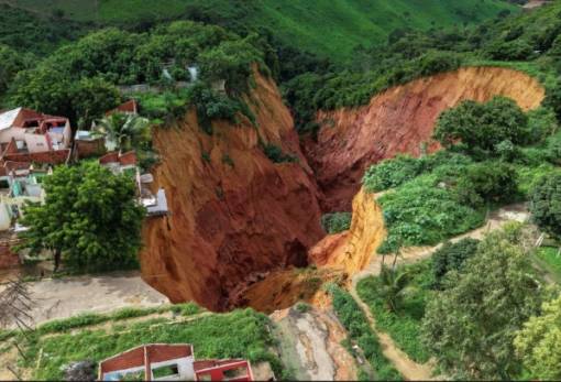 Τεράστιοι λάκκοι καταπίνουν πόλη στον Αμαζόνιο