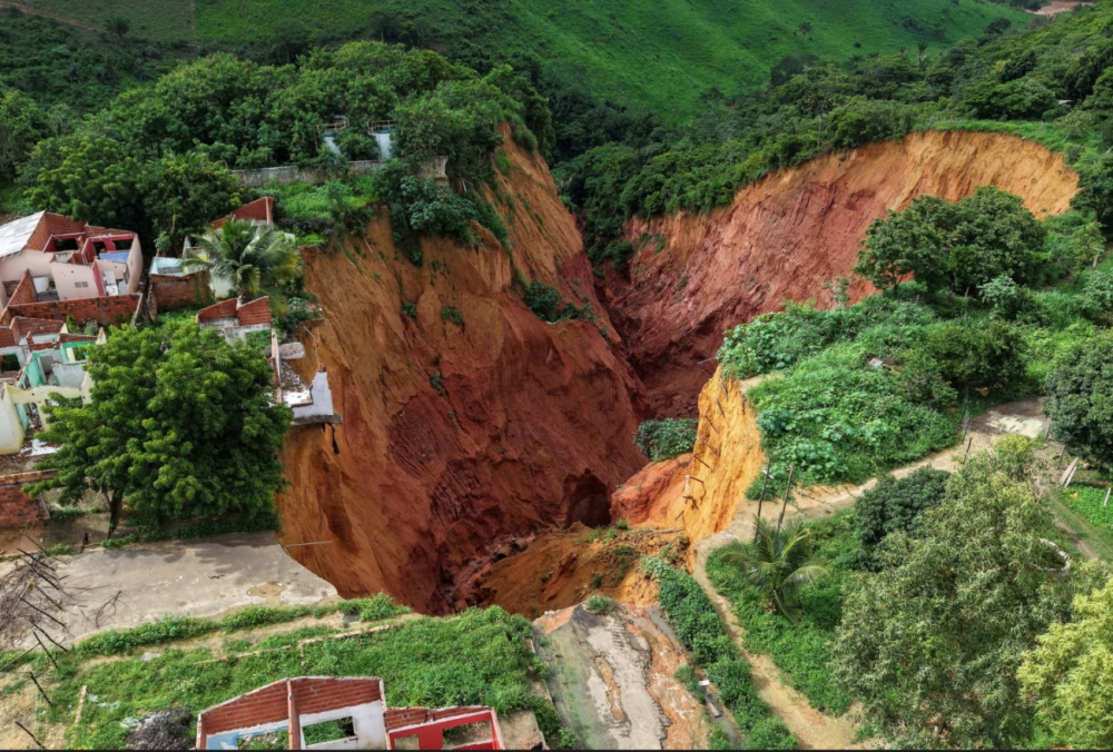 &Tau;&epsilon;&rho;ά&sigma;&tau;&iota;&omicron;&iota; &lambda;ά&kappa;&kappa;&omicron;&iota; &kappa;&alpha;&tau;&alpha;&pi;ί&nu;&omicron;&upsilon;&nu; &pi;ό&lambda;&eta; &sigma;&tau;&omicron;&nu; &Alpha;&mu;&alpha;&zeta;ό&nu;&iota;&omicron;