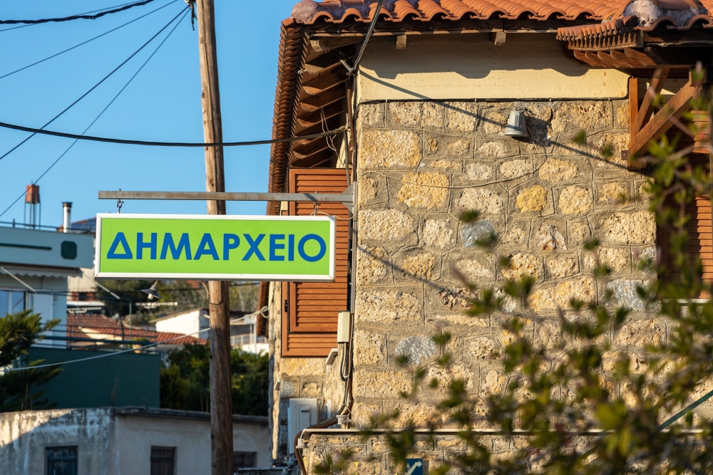&Sigma;&tau;&eta;&nu; &alpha;&nu;&tau;&epsilon;&pi;ί&theta;&epsilon;&sigma;&eta; &omicron; &Delta;. &Epsilon;&upsilon;&rho;ώ&tau;&alpha; &mu;&epsilon;&tau;ά &tau;&alpha; &alpha;&nu;&tau;&iota;&pi;&omicron;&lambda;&iota;&tau;&epsilon;&upsilon;&tau;&iota;&kappa;ά &laquo;&pi;&upsilon;&rho;ά&raquo;