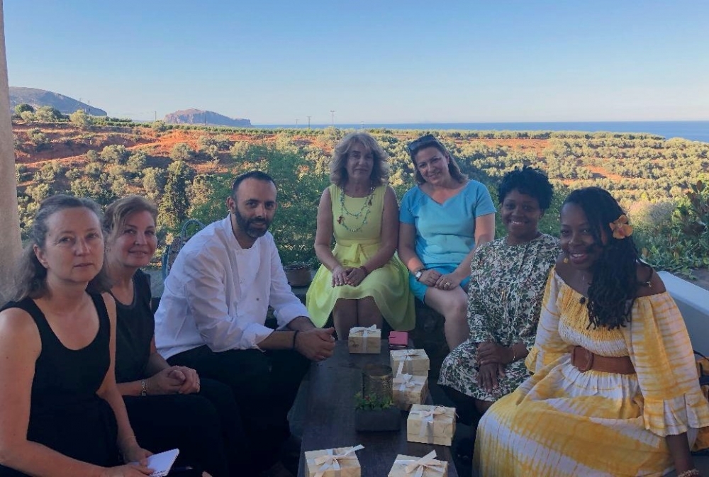 &Alpha;&mu;&epsilon;&rho;&iota;&kappa;&alpha;&nu;&omicron;ί &kappa;&alpha;&iota; &Kappa;&alpha;&nu;&alpha;&delta;&omicron;ί &delta;&eta;&mu;&omicron;&sigma;&iota;&omicron;&gamma;&rho;ά&phi;&omicron;&iota; &pi;&epsilon;&rho;&iota;&eta;&gamma;ή&theta;&eta;&kappa;&alpha;&nu; &sigma;&tau;&eta; &Lambda;&alpha;&kappa;&omega;&nu;ί&alpha; (&Phi;&Omega;&Tau;&Omicron;)