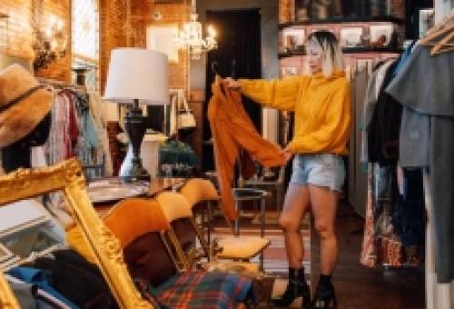 Η νέα τάση της Γενιάς Ζ: Αγοράζουν παλιά αντικείμενα από σπίτια ηλικιωμένων