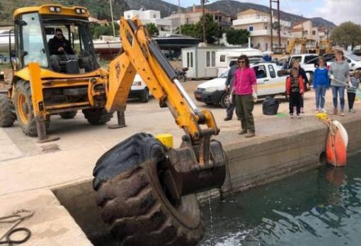 «Αποφόρτισαν» τον βυθό από τη σαβούρα στη Μονεμβασιά (ΦΩΤΟ)