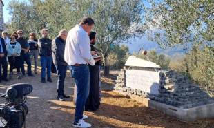 &Sigma;&tau;&eta;&nu; &alpha;&gamma;&alpha;&pi;&eta;&mu;έ&nu;&eta; &tau;&omicron;&upsilon; &Sigma;&epsilon;&lambda;&lambda;&alpha;&sigma;ί&alpha; &laquo;&rho;ί&zeta;&omega;&sigma;&epsilon;&raquo; &eta; &mu;&nu;ή&mu;&eta; &tau;&omicron;&upsilon; &Mu;. &Mu;&alpha;&nu;&omicron;&upsilon;&sigma;ά&kappa;&eta;