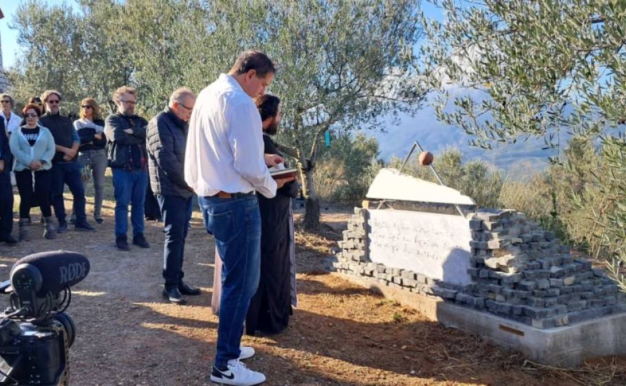 &Sigma;&tau;&eta;&nu; &alpha;&gamma;&alpha;&pi;&eta;&mu;έ&nu;&eta; &tau;&omicron;&upsilon; &Sigma;&epsilon;&lambda;&lambda;&alpha;&sigma;ί&alpha; &laquo;&rho;ί&zeta;&omega;&sigma;&epsilon;&raquo; &eta; &mu;&nu;ή&mu;&eta; &tau;&omicron;&upsilon; &Mu;. &Mu;&alpha;&nu;&omicron;&upsilon;&sigma;ά&kappa;&eta;