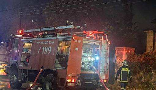 &Pi;&alpha;&rho;&rsquo; &omicron;&lambda;ί&gamma;&omicron;&nu; &tau;&rho;&alpha;&gamma;&omega;&delta;ί&alpha; &mu;&epsilon;&tau;ά &alpha;&pi;ό &phi;&omega;&tau;&iota;ά &sigma;&tau;&eta; &Nu;&epsilon;ά&pi;&omicron;&lambda;&eta; &Lambda;&alpha;&kappa;&omega;&nu;ί&alpha;&sigmaf;