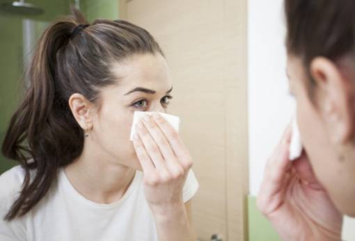 Τι θα συμβεί στην επιδερμίδα σου αν κοιμηθείς με μακιγιάζ