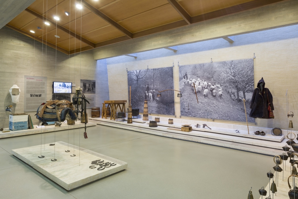 &laquo;&Eta; &alpha;&pi;&omicron;&phi;&alpha;&sigma;&iota;&sigma;&tau;&iota;&kappa;ή &sigma;&tau;&iota;&gamma;&mu;ή&raquo;: &Phi;&omega;&tau;&omicron;&gamma;&rho;&alpha;&phi;&iota;&kappa;ό &epsilon;&rho;&gamma;&alpha;&sigma;&tau;ή&rho;&iota; &sigma;&tau;&omicron; &Mu;&omicron;&upsilon;&sigma;&epsilon;ί&omicron; &Pi;&epsilon;&rho;&iota;&beta;ά&lambda;&lambda;&omicron;&nu;&tau;&omicron;&sigmaf; &Sigma;&tau;&upsilon;&mu;&phi;&alpha;&lambda;ί&alpha;&sigmaf;