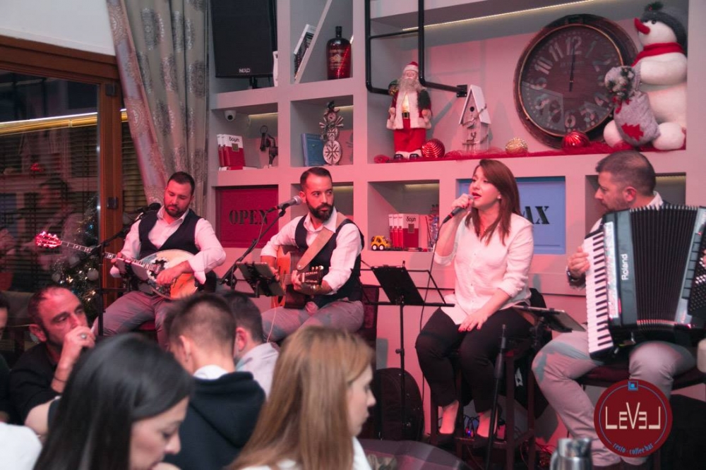 &Omicron; &Eta;&lambda;. &Kappa;&alpha;&pi;&pi;ά&kappa;&omicron;&sigmaf; &kappa;&alpha;&iota; &eta; &omicron;&rho;&chi;ή&sigma;&tau;&rho;&alpha; &tau;&omicron;&upsilon; live &tau;&eta;&nu; &Pi;&alpha;&rho;&alpha;&sigma;&kappa;&epsilon;&upsilon;ή &sigma;&tau;&omicron; &laquo;Level&raquo;!