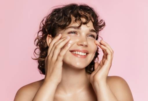 5 tips για να μην ξυπνάς με πρησμένο πρόσωπο