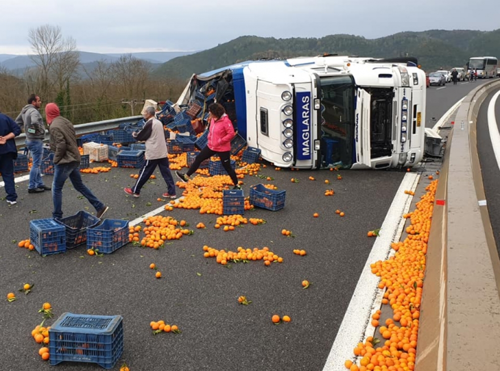 Ανατροπή νταλίκας στο Σπάρτη-Λεύκτρο προκάλεσε πολύωρη ταλαιπωρία (ΦΩΤΟ)