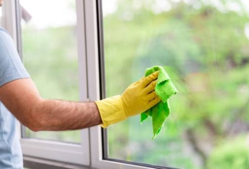 Παράθυρα: Πώς θα φτιάξεις το πιο εύκολο DIY καθαριστικό με μόλις 3 υλικά