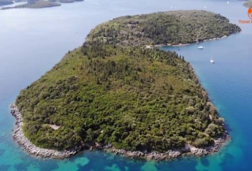 Λέγεται Σπάρτη, δεν βρίσκεται στην Πελοπόννησο και ανήκε στον Ωνάση χωρίς να γίνει Σκορπιός