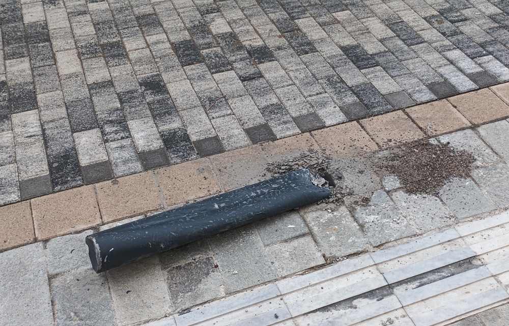 Κολωνάκια πέφτουνε και δέντρα «κάνουν φτερά» στο Open Mall Σπάρτης (ΦΩΤΟ)