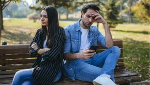 Γλώσσα σώματος: 5 «κρυφά» σημάδια που δείχνουν ότι ο σύντροφός σου ζηλεύει