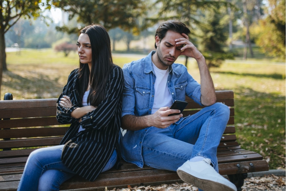 Γλώσσα σώματος: 5 «κρυφά» σημάδια που δείχνουν ότι ο σύντροφός σου ζηλεύει