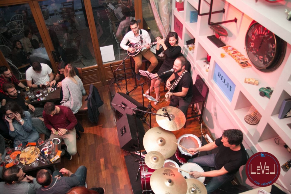 &Mu;&epsilon; &tau;&eta;&nu; &omicron;&rho;&chi;ή&sigma;&tau;&rho;&alpha; &tau;&omicron;&upsilon; &Tau;. &Sigma;&kappa;&iota;&alpha;&delta;ά &pi;έ&phi;&tau;&epsilon;&iota; &eta; &alpha;&upsilon;&lambda;&alpha;ί&alpha; &tau;&omega;&nu; live &sigma;&tau;&omicron; &laquo;Level&raquo;