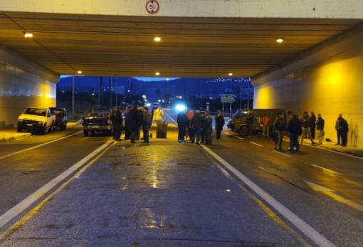 Απέκλεισαν τον δρόμο οι αγροτοκτηνοτρόφοι στη Σπάρτη