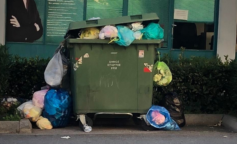 «Μπλόκο» στην Παλαιόχουνη ενώ η Σπάρτη πνίγεται στα σκουπίδια