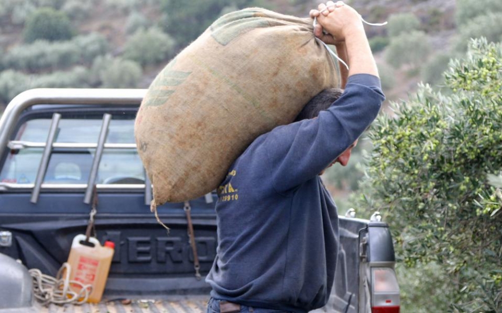 &Epsilon;&kappa;&tau;&iota;&mu;&omicron;ύ&nu; &tau;&omicron;&nu; &alpha;&rho;&iota;&theta;&mu;ό &tau;&omega;&nu; &alpha;&nu;&alpha;&gamma;&kappa;&alpha;ί&omega;&nu; &epsilon;&rho;&gamma;&alpha;&tau;ώ&nu; &alpha;&pi;ό &tau;&rho;ί&tau;&epsilon;&sigmaf; &chi;ώ&rho;&epsilon;&sigmaf; &sigma;&tau;&eta; &Lambda;&alpha;&kappa;&omega;&nu;ί&alpha;