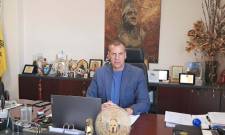 &Beta;&alpha;&kappa;&alpha;&lambda;ό&pi;&omicron;&upsilon;&lambda;&omicron;&sigmaf;: &laquo;&Epsilon;&nu;ώ&nu;&omicron;&upsilon;&mu;&epsilon; &tau;&eta; &phi;&omega;&nu;ή &mu;&alpha;&sigmaf; &mu;&epsilon; &tau;&omicron;&upsilon;&sigmaf; &alpha;&pi;&omicron;&gamma;ό&nu;&omicron;&upsilon;&sigmaf;, &alpha;&pi;&alpha;&iota;&tau;ώ&nu;&tau;&alpha;&sigmaf; &tau;&eta;&nu; &iota;&sigma;&tau;&omicron;&rho;&iota;&kappa;ή &delta;&iota;&kappa;&alpha;ί&omega;&sigma;&eta;&raquo;