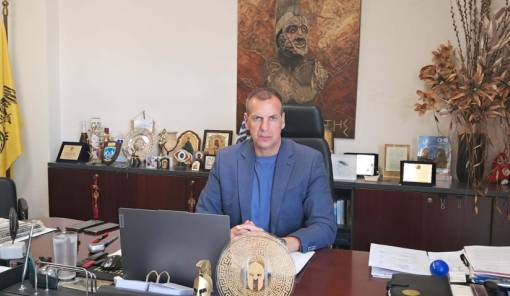 &Beta;&alpha;&kappa;&alpha;&lambda;ό&pi;&omicron;&upsilon;&lambda;&omicron;&sigmaf;: &laquo;&Epsilon;&nu;ώ&nu;&omicron;&upsilon;&mu;&epsilon; &tau;&eta; &phi;&omega;&nu;ή &mu;&alpha;&sigmaf; &mu;&epsilon; &tau;&omicron;&upsilon;&sigmaf; &alpha;&pi;&omicron;&gamma;ό&nu;&omicron;&upsilon;&sigmaf;, &alpha;&pi;&alpha;&iota;&tau;ώ&nu;&tau;&alpha;&sigmaf; &tau;&eta;&nu; &iota;&sigma;&tau;&omicron;&rho;&iota;&kappa;ή &delta;&iota;&kappa;&alpha;ί&omega;&sigma;&eta;&raquo;