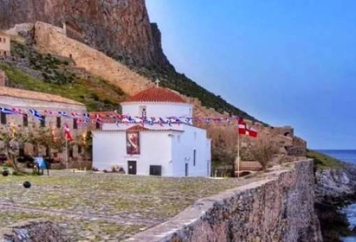 Μονεμβασιά παραμονή Δεκαπενταύγουστου: Περιφορά επιταφίου Παναγίας