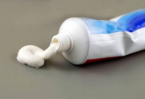 5 πράγματα που μπορείς να καθαρίσεις με την οδοντόκρεμα, εκτός από τα δόντια σου