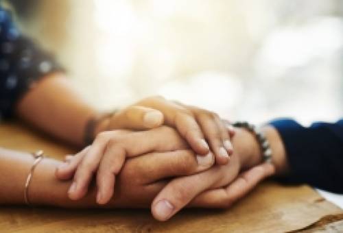 Πώς να είσαι πραγματικά δίπλα σε έναν φίλο που περνά δύσκολα