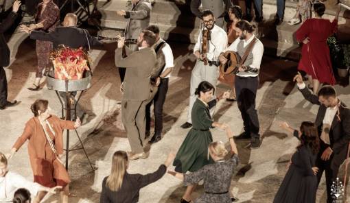 Έ&rho;&chi;&epsilon;&tau;&alpha;&iota; &tau;&omicron; 4&omicron; &Pi;&alpha;&rho;&alpha;&delta;&omicron;&sigma;&iota;&alpha;&kappa;ό &Gamma;&lambda;έ&nu;&tau;&iota; &tau;&eta;&sigmaf; &Lambda;&alpha;&omicron;&gamma;&rho;&alpha;&phi;&iota;&kappa;ή&sigmaf; &Omicron;&mu;ά&delta;&alpha;&sigmaf; &Lambda;&alpha;&kappa;&omega;&nu;ί&alpha;&sigmaf;