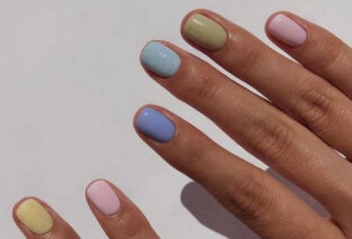 Γιατί ξεφλουδίζει το βερνίκι από τα νύχια σου;