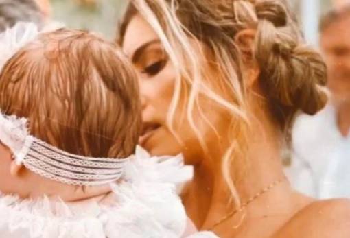 Η Αθηνά Οικονομάκου βάφτισε την κόρη της στο Σκουτάρι (ΦΩΤΟ)