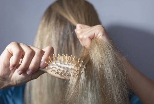 Πως θα σε βοηθήσει το μέλι να σώσεις τα ξηρά μαλλιά σου