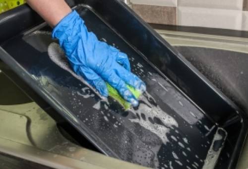 Ταψιά: Το λάθος που κάνεις στον καθαρισμό τους και τα καταστρέφεις