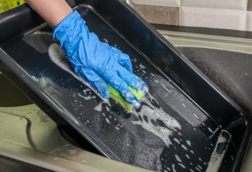 Ταψιά: Το λάθος που κάνεις στον καθαρισμό τους και τα καταστρέφεις