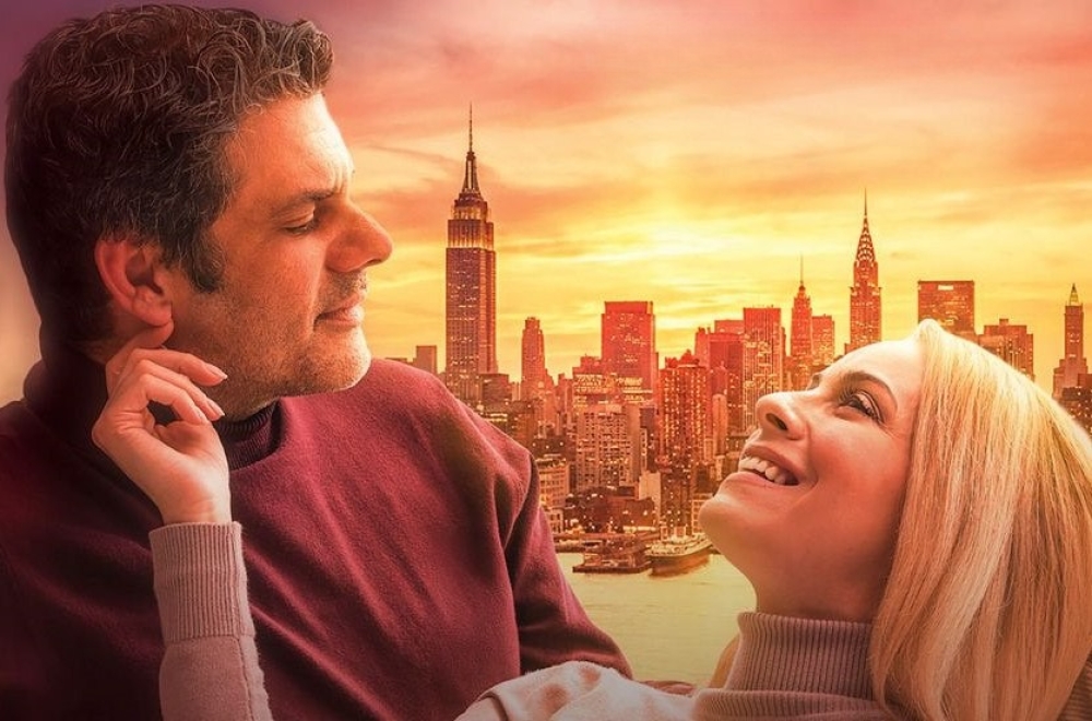 &laquo;&Kappa;ά&theta;&epsilon; &chi;&rho;ό&nu;&omicron;, ί&delta;&iota;&alpha; &mu;έ&rho;&alpha;&raquo;: &Mu;&iota;&alpha; &rho;&omicron;&mu;&alpha;&nu;&tau;&iota;&kappa;ή &kappa;&omega;&mu;&omega;&delta;ί&alpha; &pi;&omicron;&upsilon; &mu;&epsilon;&tau;&alpha;&tau;&rho;έ&pi;&epsilon;&iota; &tau;&omicron;&nu; &chi;&rho;ό&nu;&omicron; &sigma;&epsilon; &sigma;&upsilon;&nu;&alpha;ί&sigma;&theta;&eta;&mu;&alpha;