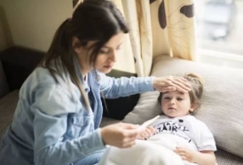 Γιατί φέτος η γρίπη «τσακίζει» τα παιδιά