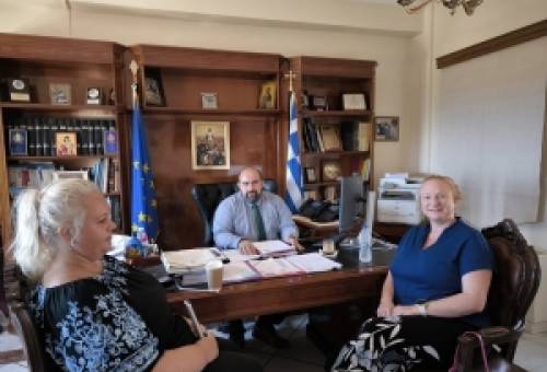 Τι γυρεύει η πρέσβειρα της Αυστραλίας στα Κύθηρα;