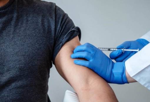 Κορωνοϊός: Ο κίνδυνος λοίμωξης αυξάνεται σταδιακά μετά τους τρεις μήνες από τη δεύτερη δόση