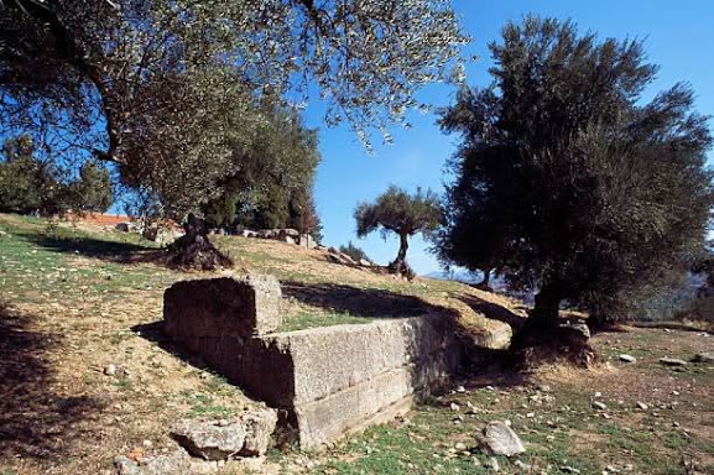 &Lambda;&alpha;&kappa;έ-&Delta;&alpha;&iota;&mu;&omicron;&nu;&iota;&kappa;ά: &Tau;&omicron; &sigma;&tau;&omicron;&iota;&chi;&epsilon;&iota;ό &tau;&omicron;&upsilon; &lambda;ό&phi;&omicron;&upsilon; &tau;&eta;&sigmaf; &Alpha;&gamma;ί&alpha;&sigmaf; &Kappa;&upsilon;&rho;&iota;&alpha;&kappa;ή&sigmaf;